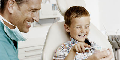 Kind bei der Prophylaxe.