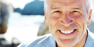 Strahlendend Lächeln nach nur einem Eingriff mit Festen Zähnen an einem Tag (all on 4)