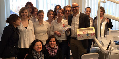 Das Praxisteam bei der Eröffnung des Zentrums für Sofortimplantate